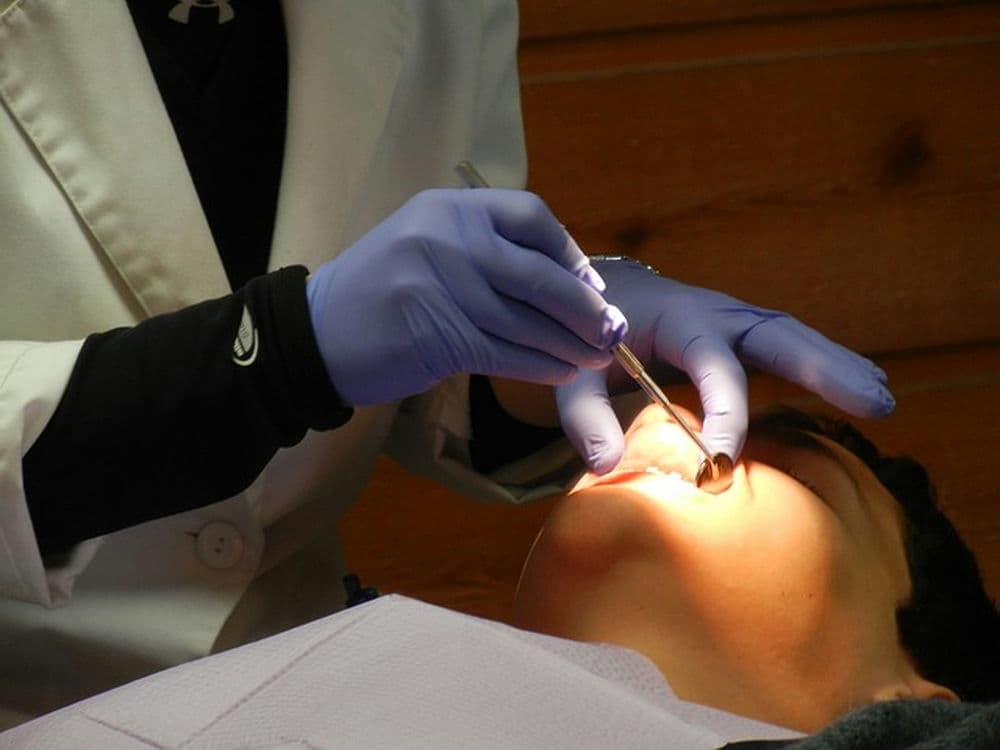 Različiti postupci ortodontske klinike za ispravljanje zubi ili oblikovanje lica